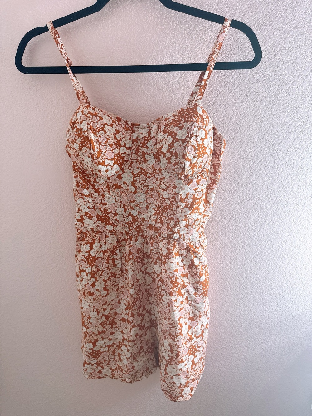 Size small- NWT Lily rose Floral Spaghetti-Strap Mini romper - Rust & White